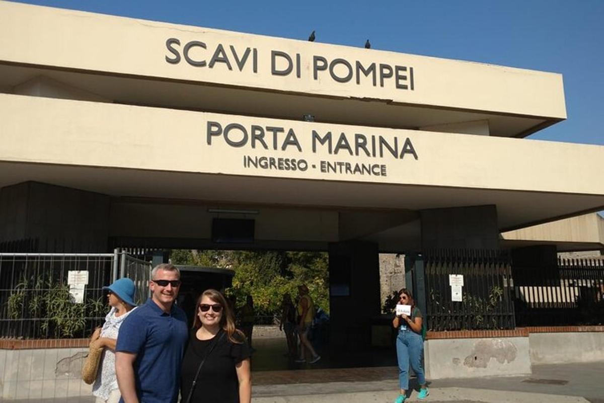 un gruppo di persone in piedi davanti a un edificio