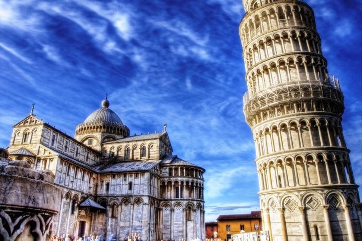 o clădire lângă turnul înclinat din Pisa