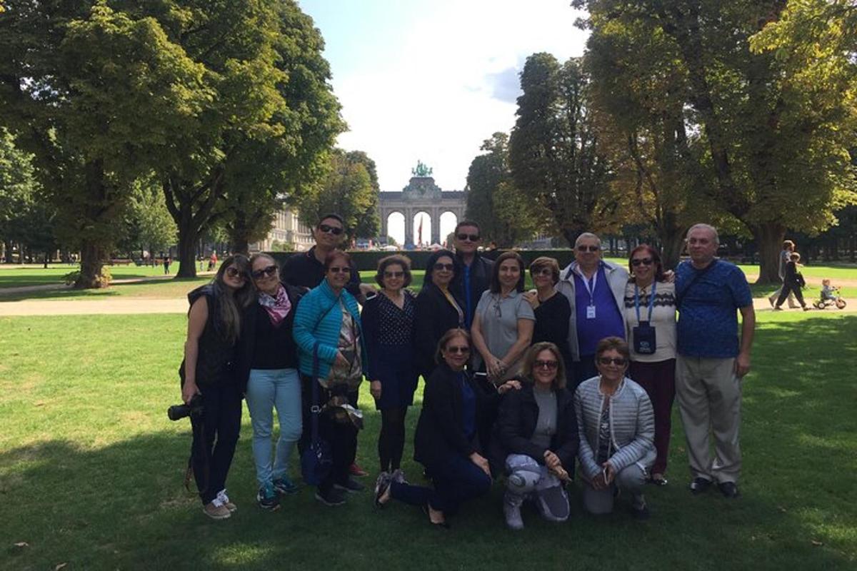 un gruppo di persone in posa per una foto in un parco