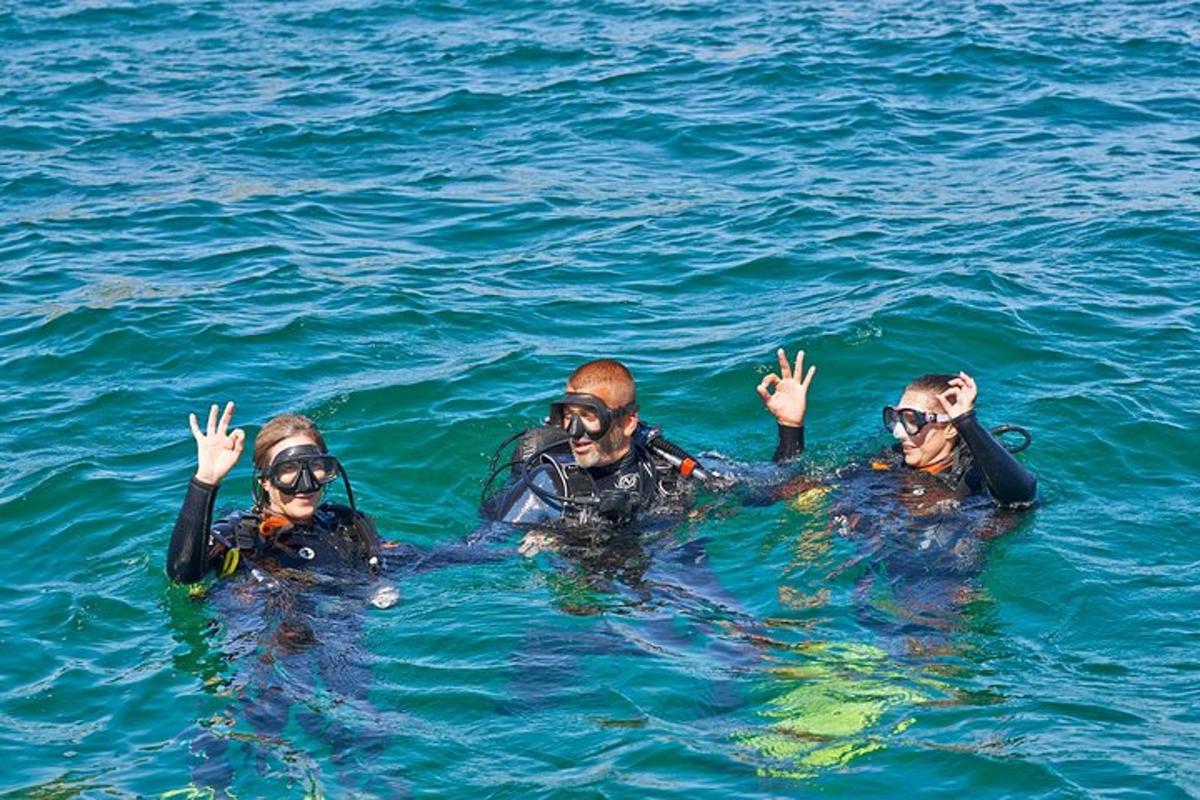 un gruppo di tre persone in acqua