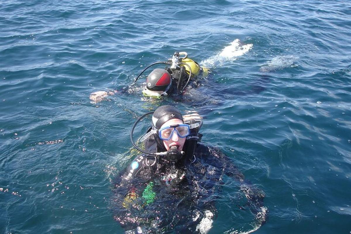 un uomo in acqua che indossa un sub