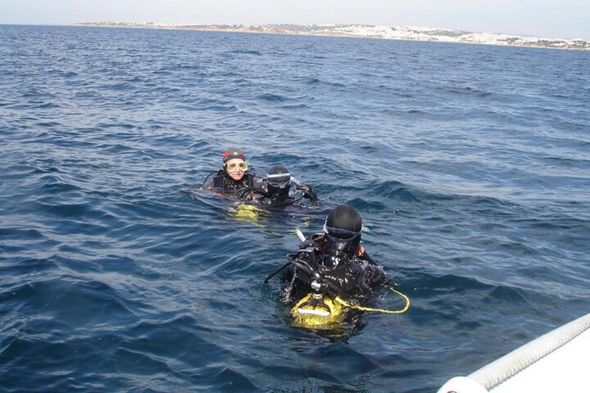 due persone in acqua accanto a una barca