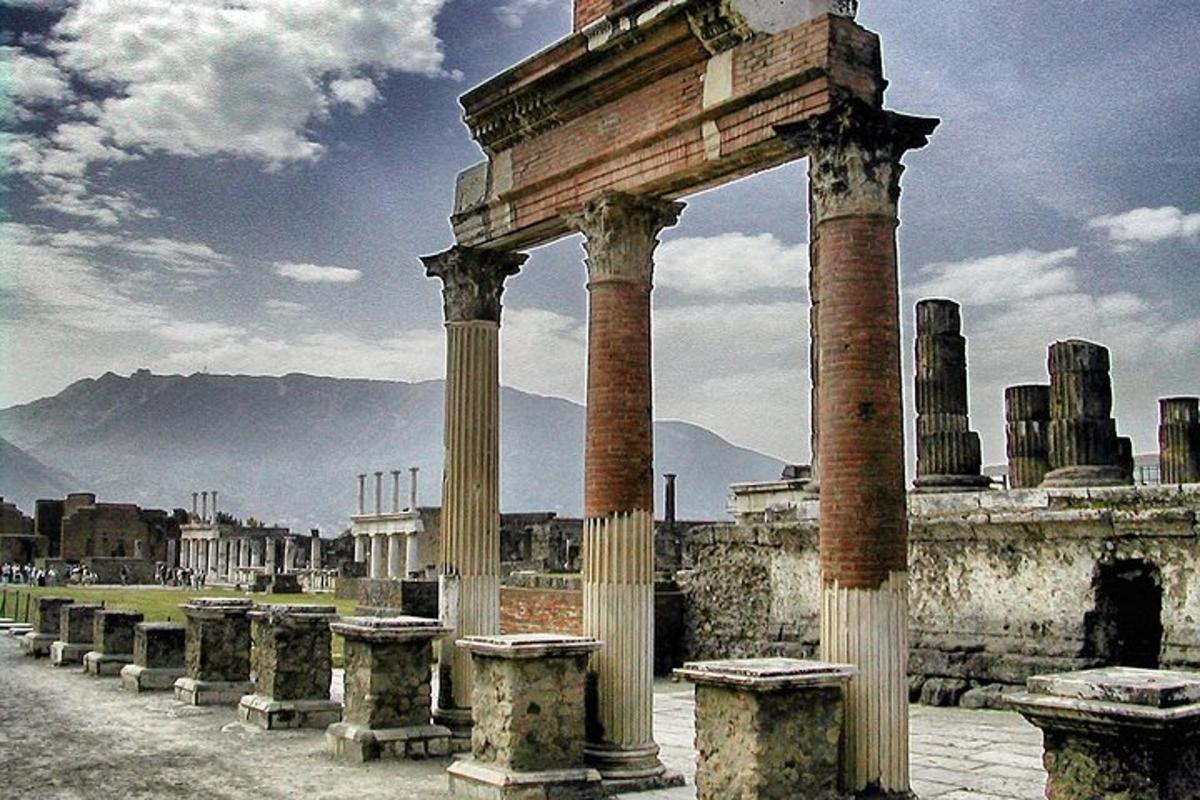 una filera de columnes i taules en un edifici antic