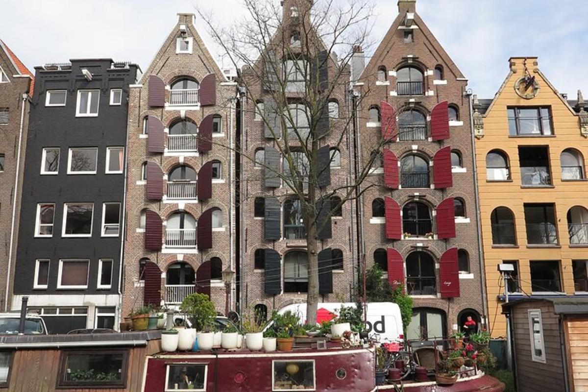 un camion dei pompieri parcheggiato davanti agli edifici