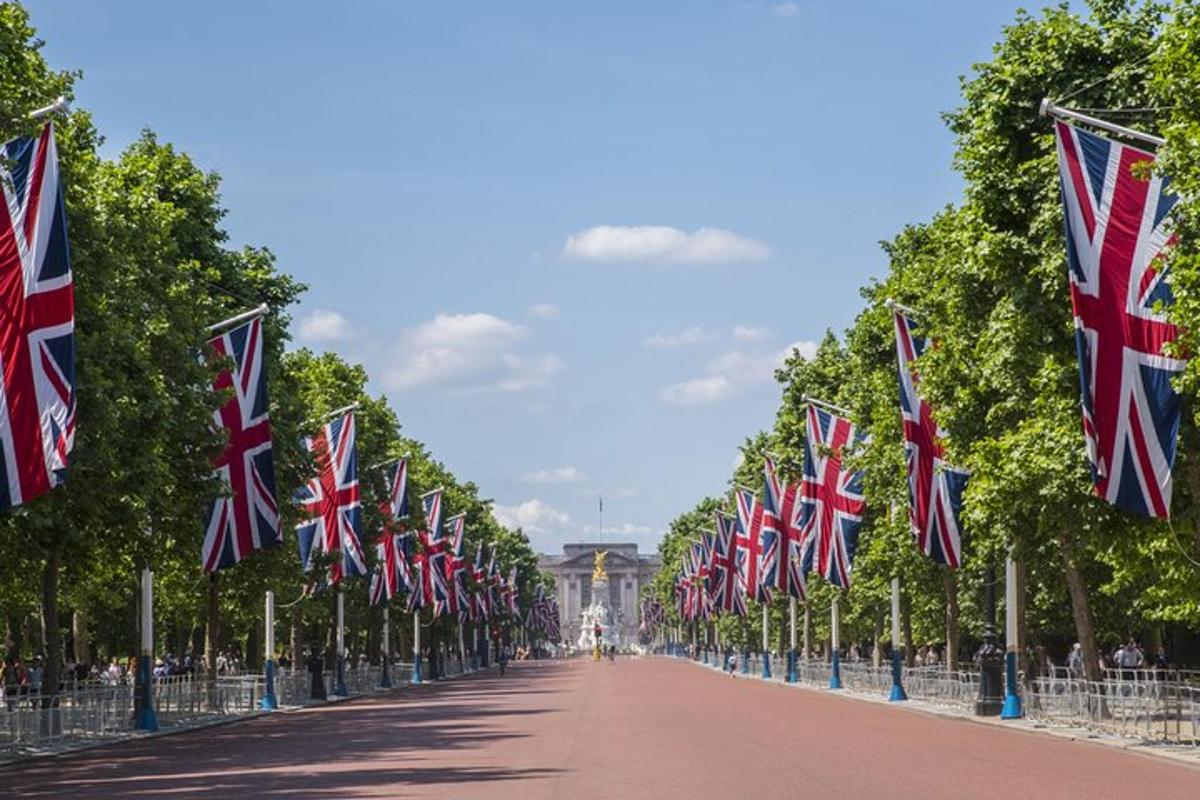 jalan yang dipenuhi dengan bendera british di hadapan sebuah bangunan