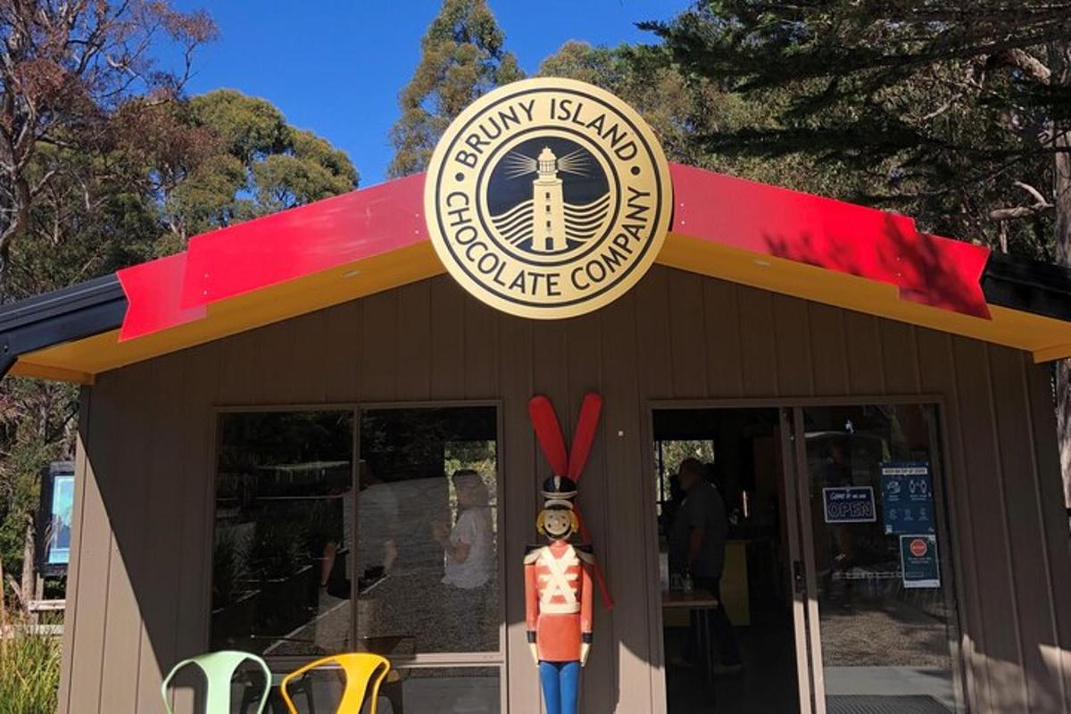 restaurace s osobou stojící před ní