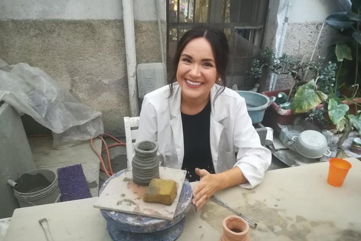 μια γυναίκα που κάθεται σε ένα τραπέζι με ένα κέικ