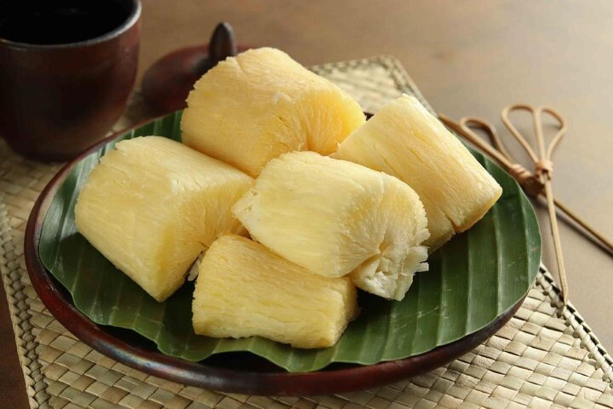 krožnik narezanih banan na zelenem krožniku