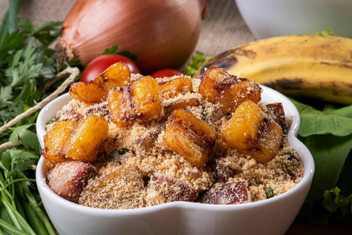Un tazón de comida con frutas y verduras en una mesa