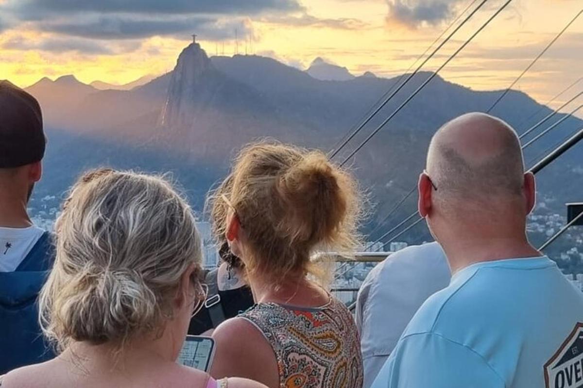 um grupo de pessoas em um barco olhando para a montanha