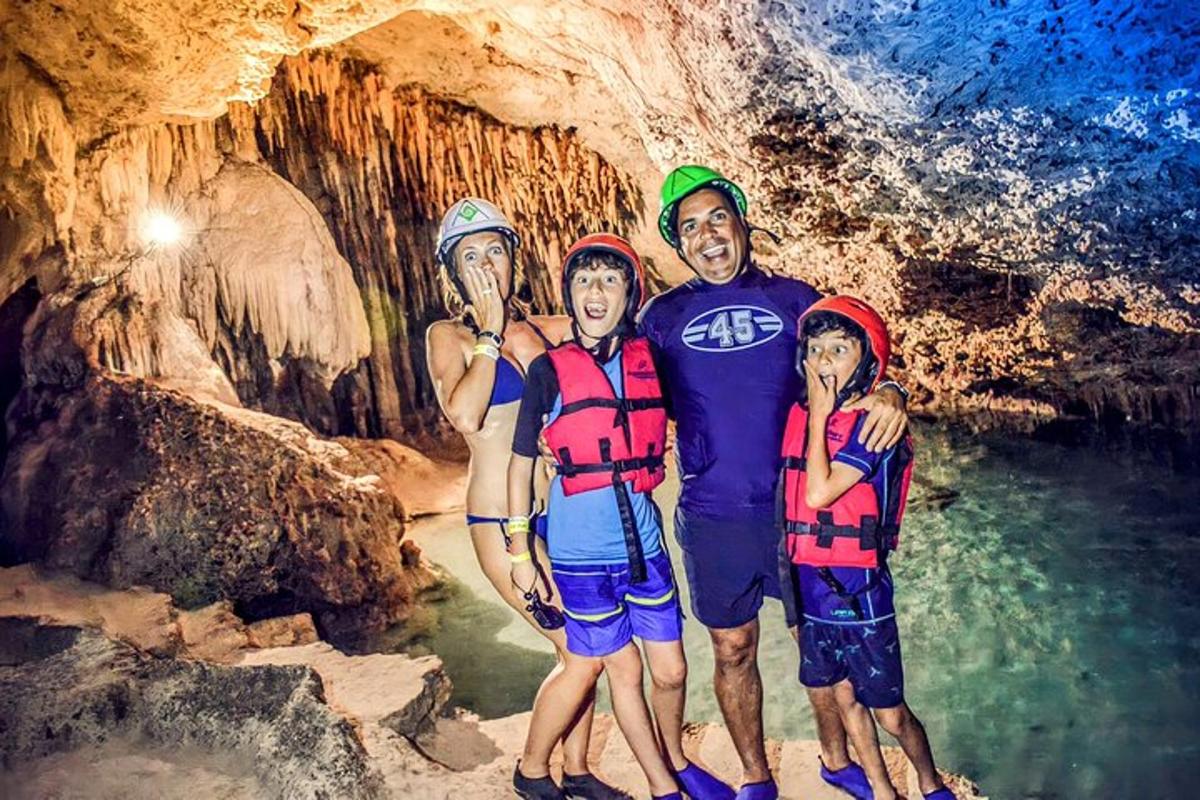 um grupo de pessoas em pé em uma caverna