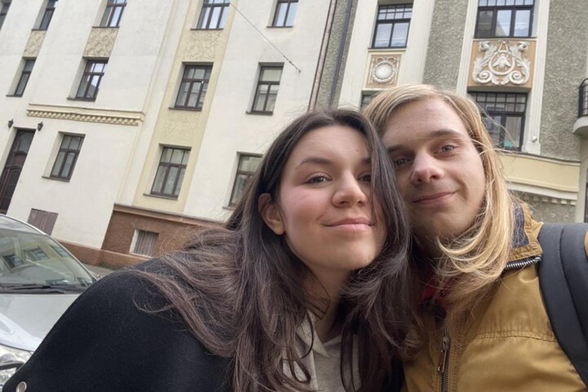 muž a žena stojící před budovou