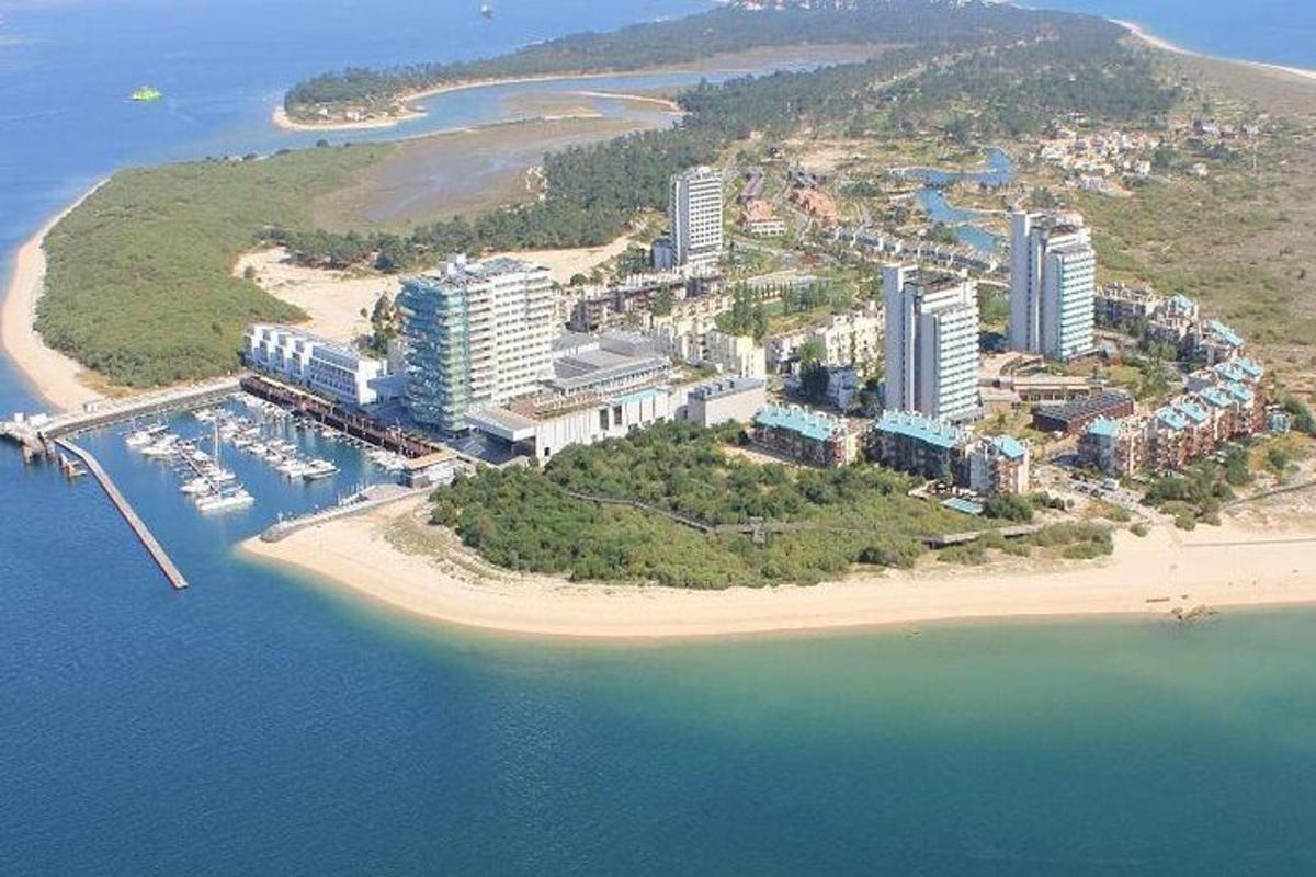 pemandangan udara resort di pulau di dalam air