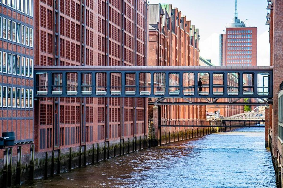 un ponte blu sopra un fiume in una città