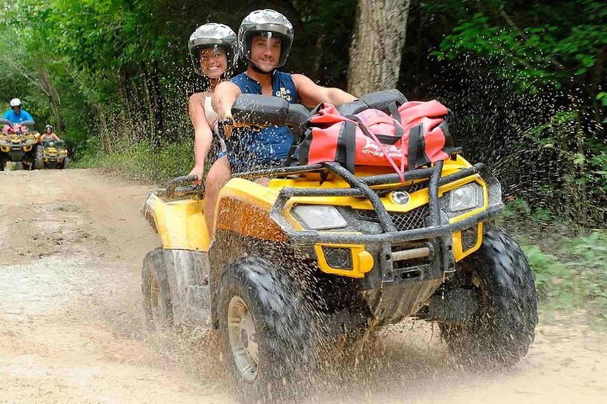 dues persones que viatgen en un quad per la terra