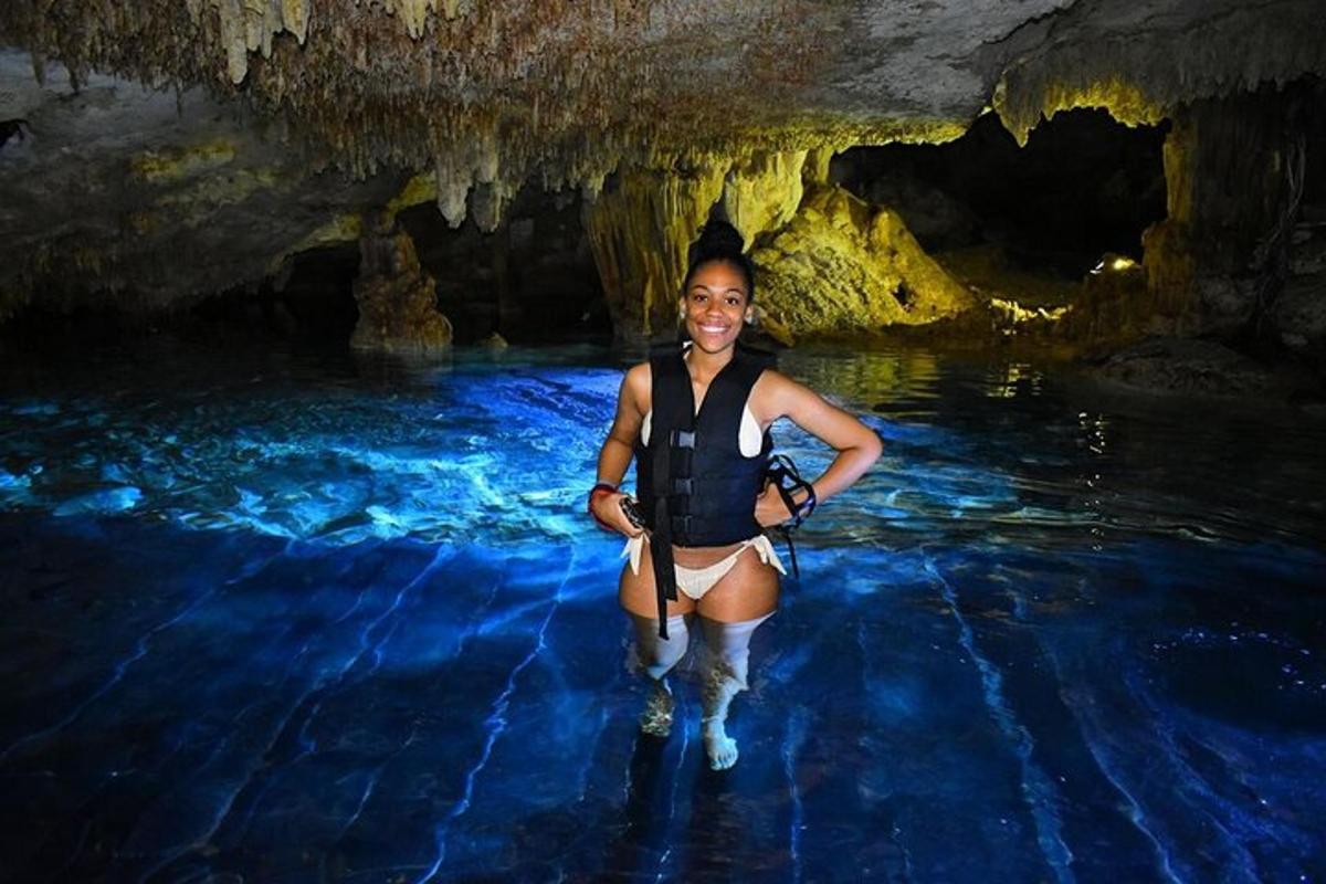 una donna in piedi nell'acqua in una grotta