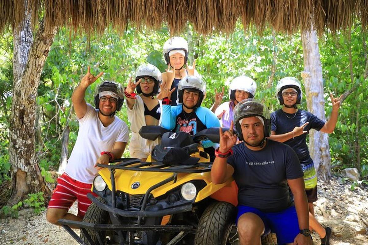 un gruppo di persone in posa per una foto con un quad
