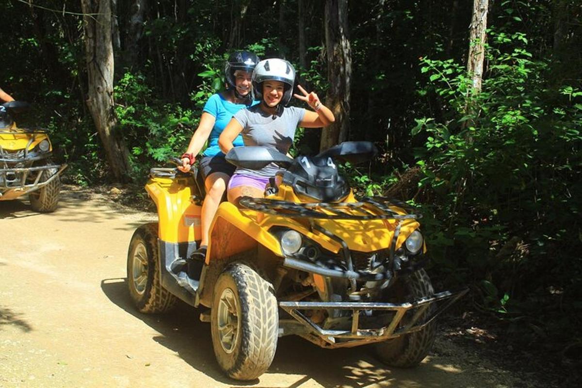 dues persones que viatgen en un quad per un sender