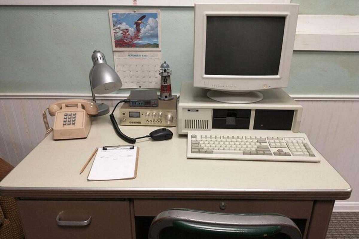 un escriptori amb un ordinador, un monitor i un teclat