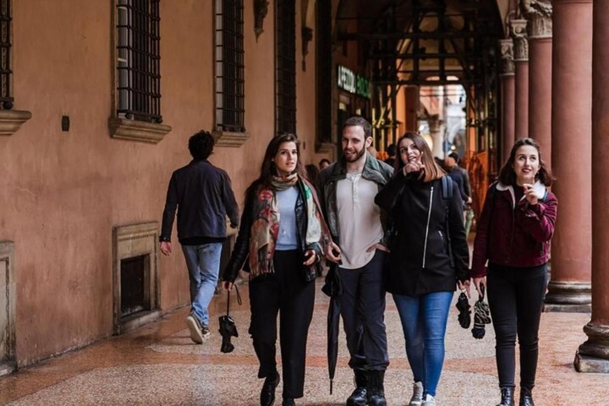 skupina lidí jdoucích po ulici