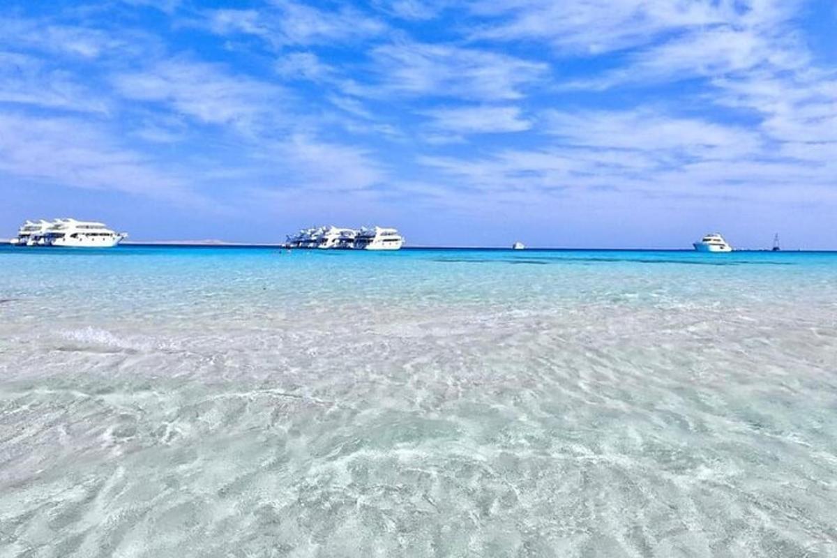 θέα στον ωκεανό με βάρκες στο νερό