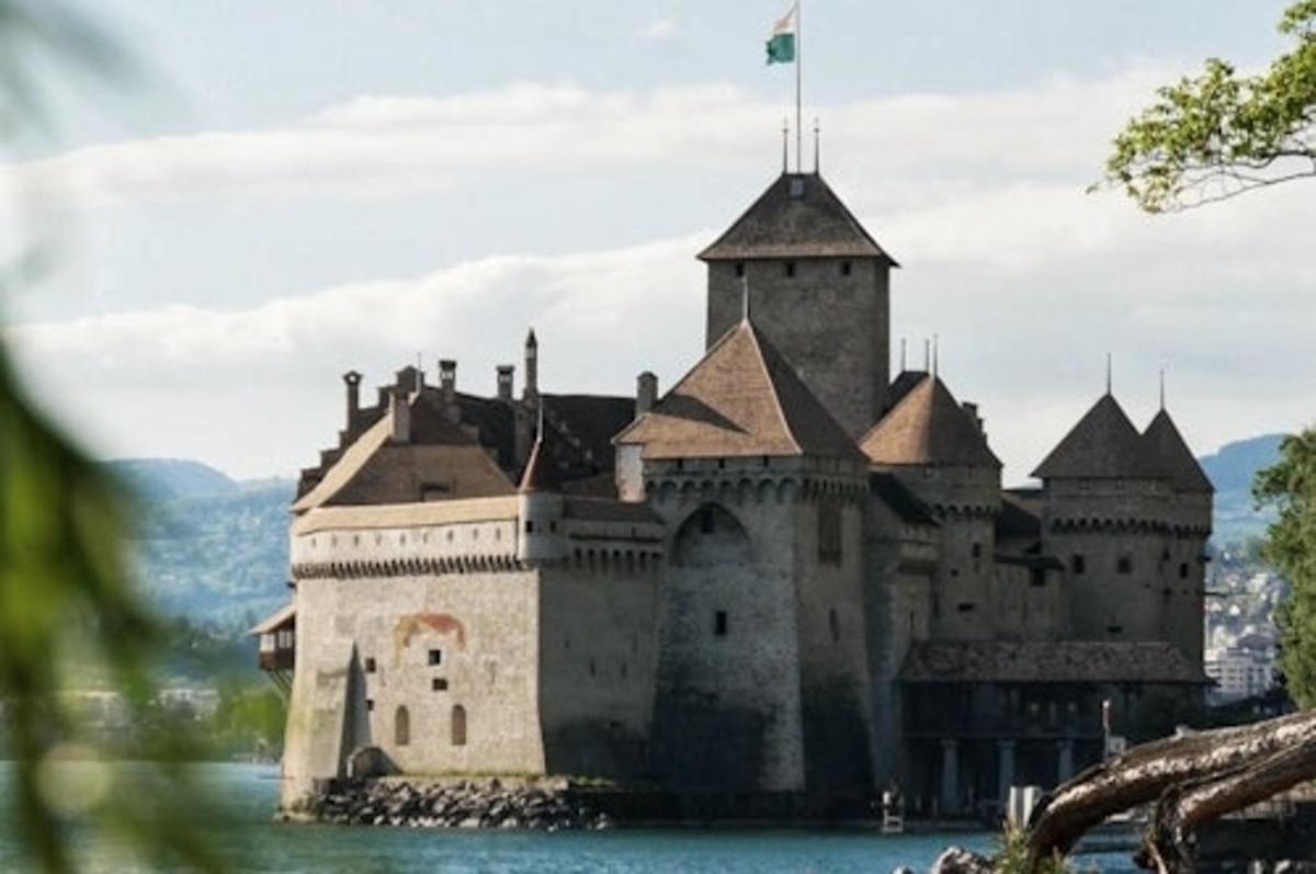 un castillo en medio del agua