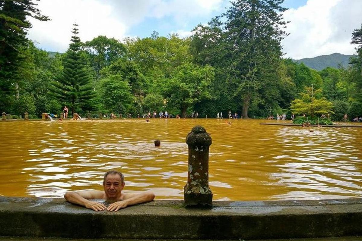 muž ležící ve vodě v rybníku