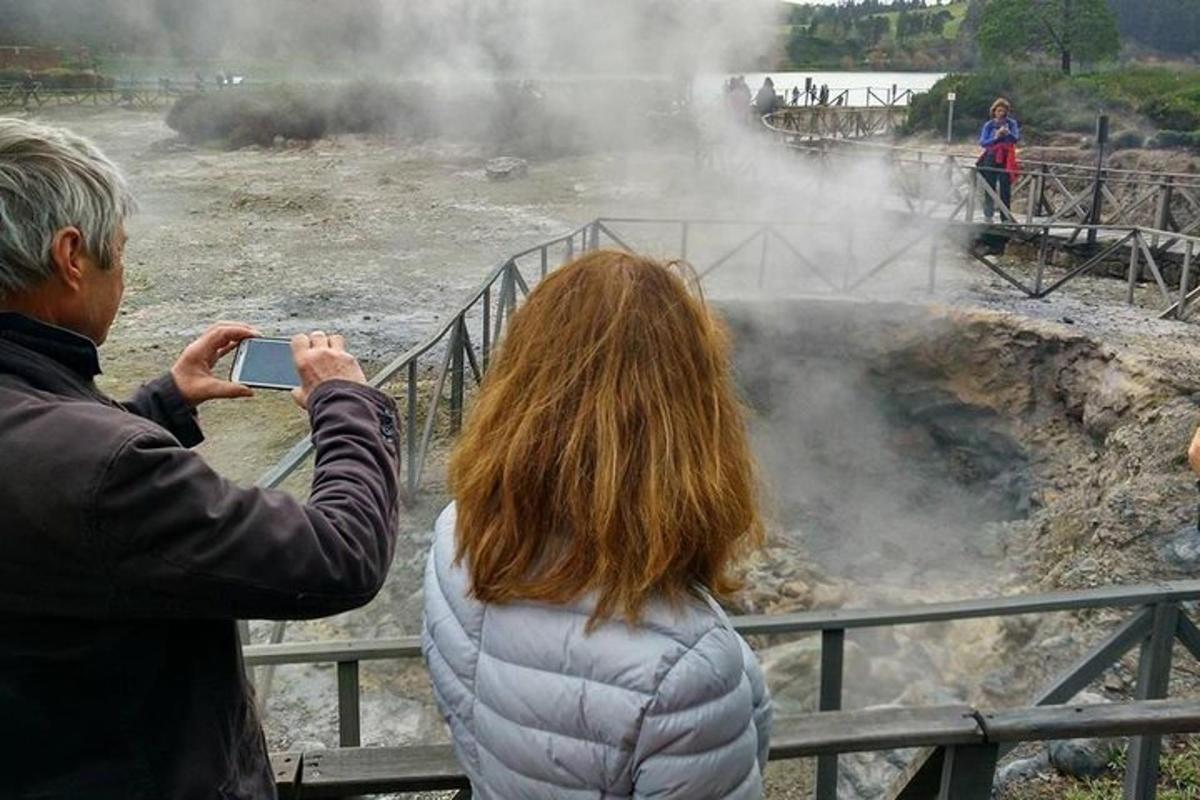 muž fotí ženu fotící horký pramen