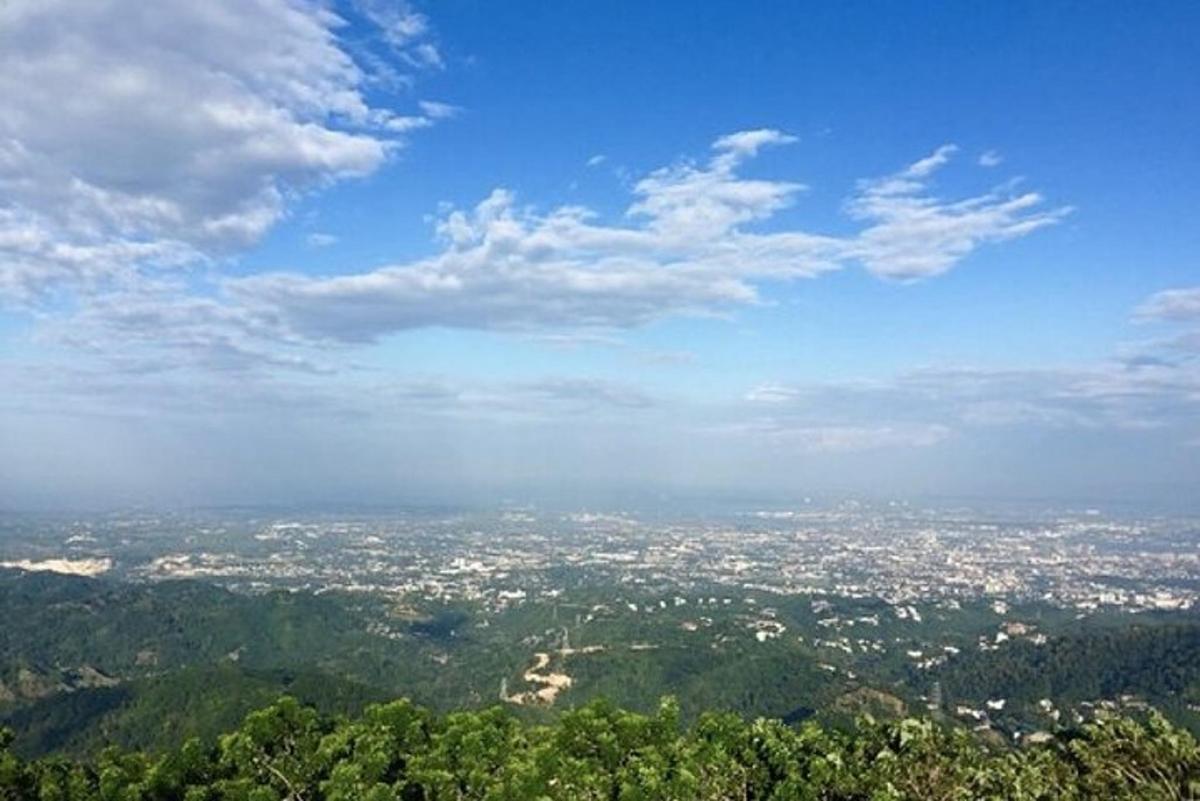 pemandangan bandar dari puncak gunung