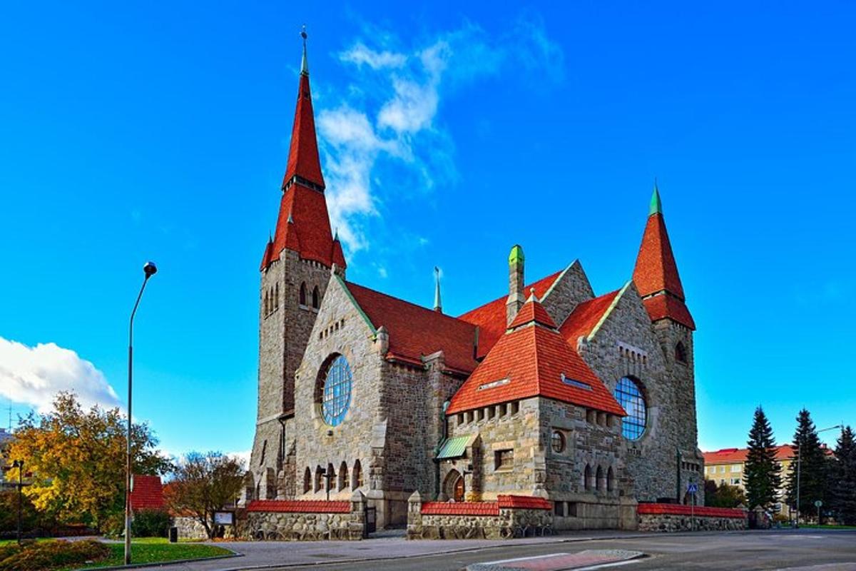 sebuah gereja besar dengan bumbung merah