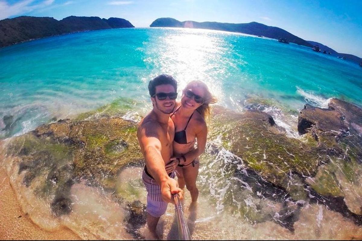 un uomo e una donna in piedi sulla spiaggia