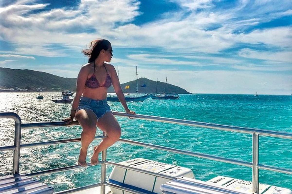 una donna in bikini seduta sul lato di una barca