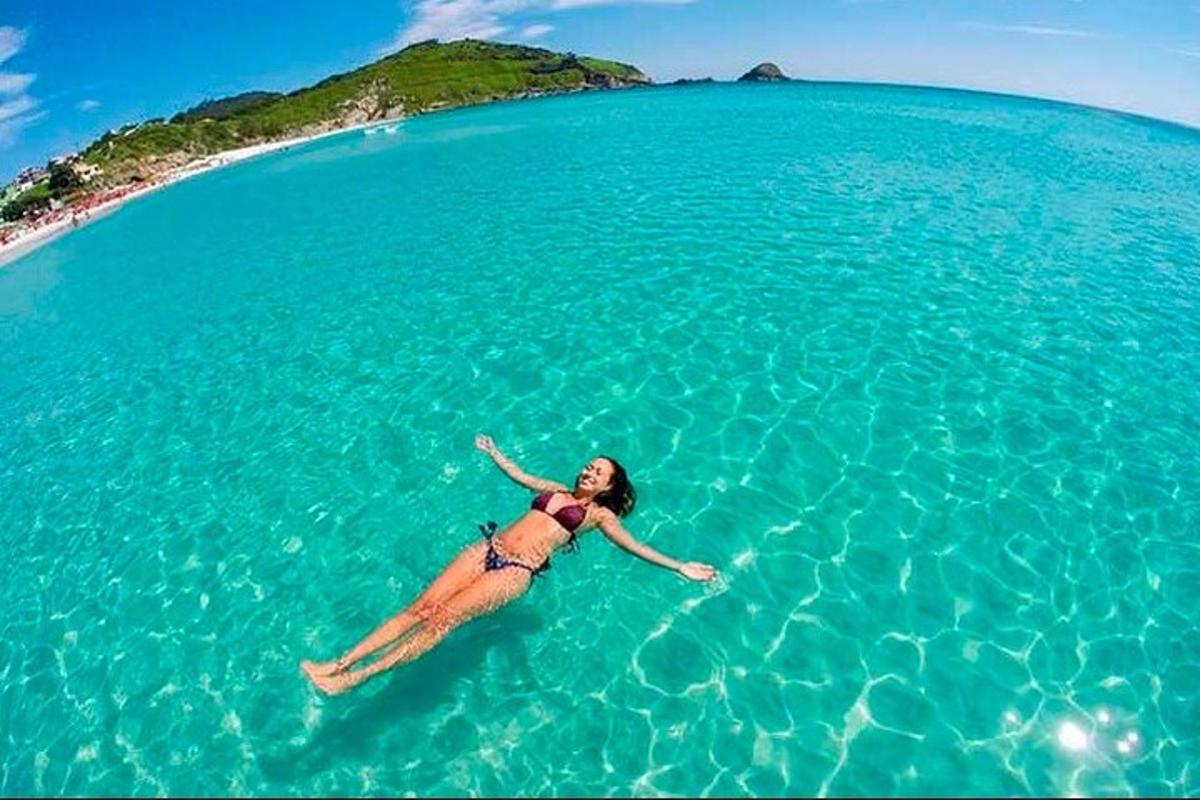 uma mulher deitada na água do oceano