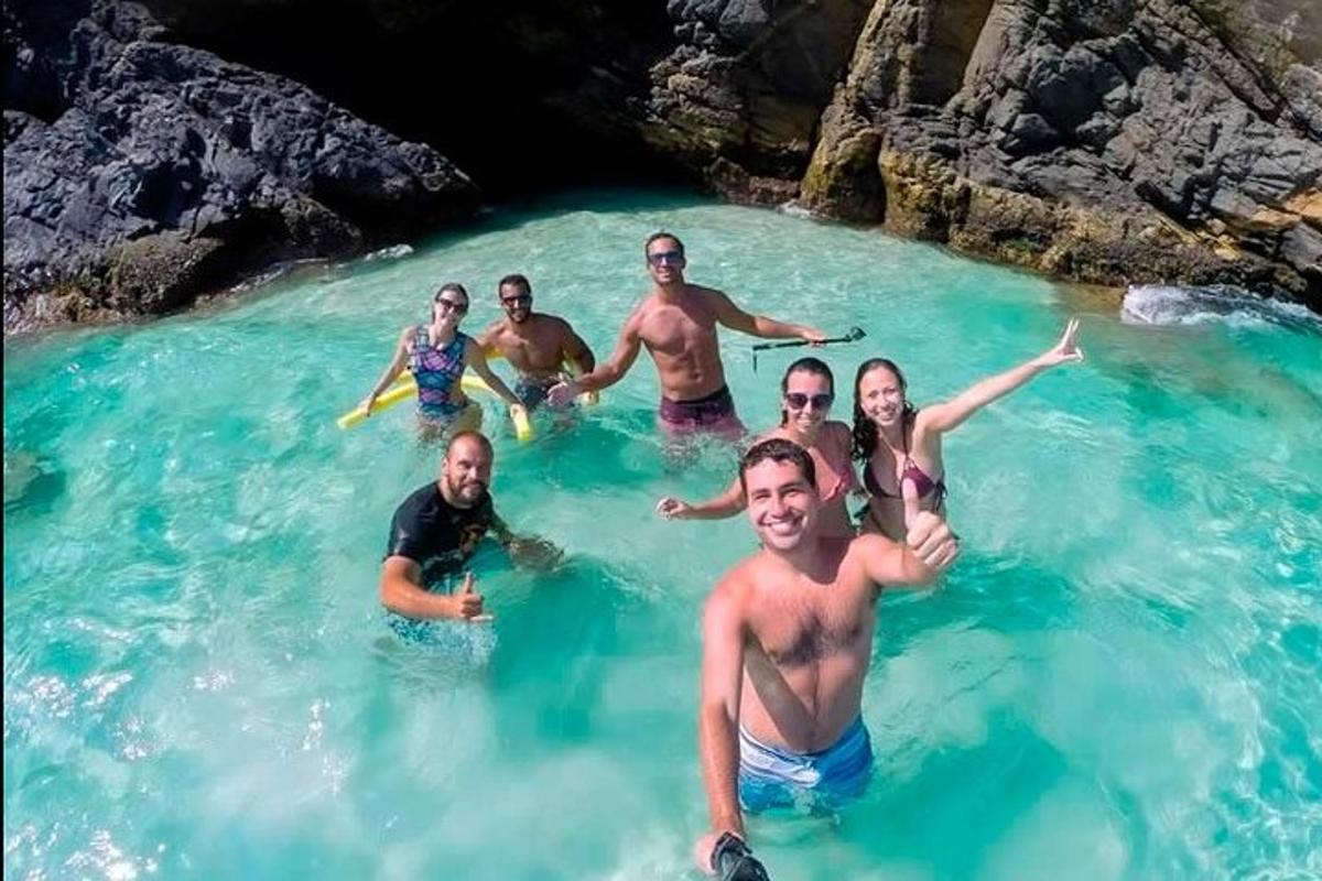 um grupo de pessoas nadando na água azul