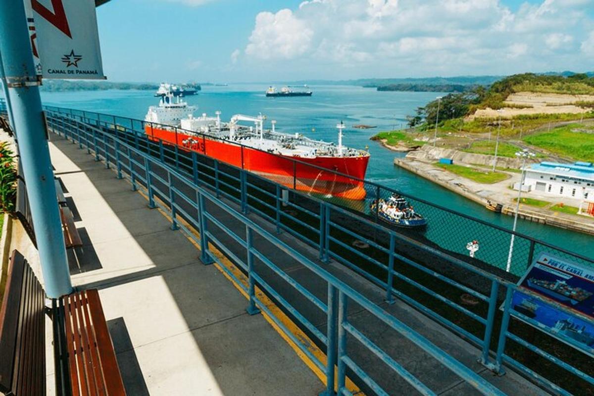 um grande navio vermelho atracado em um rio
