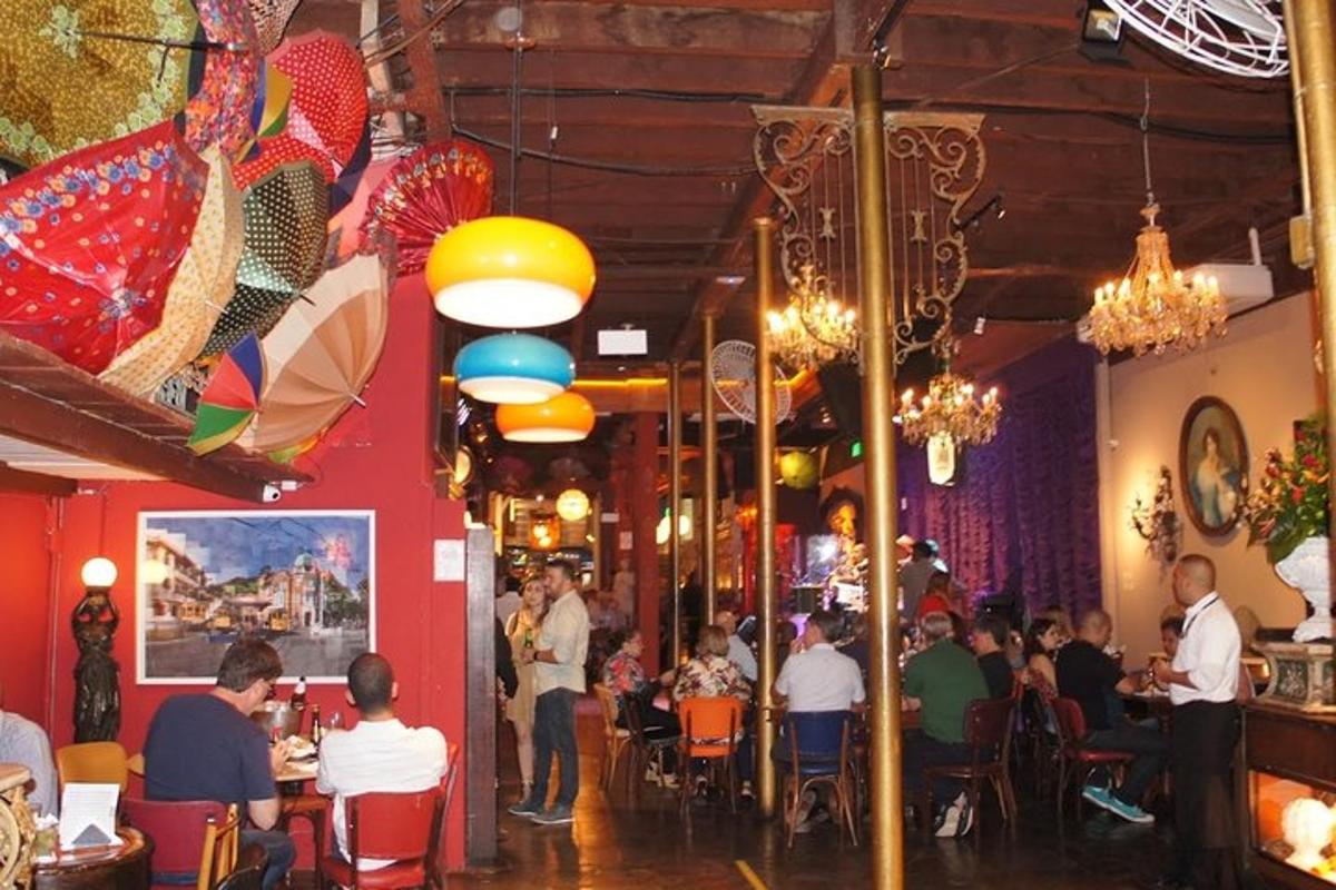 skupina lidí sedících u stolů v restauraci