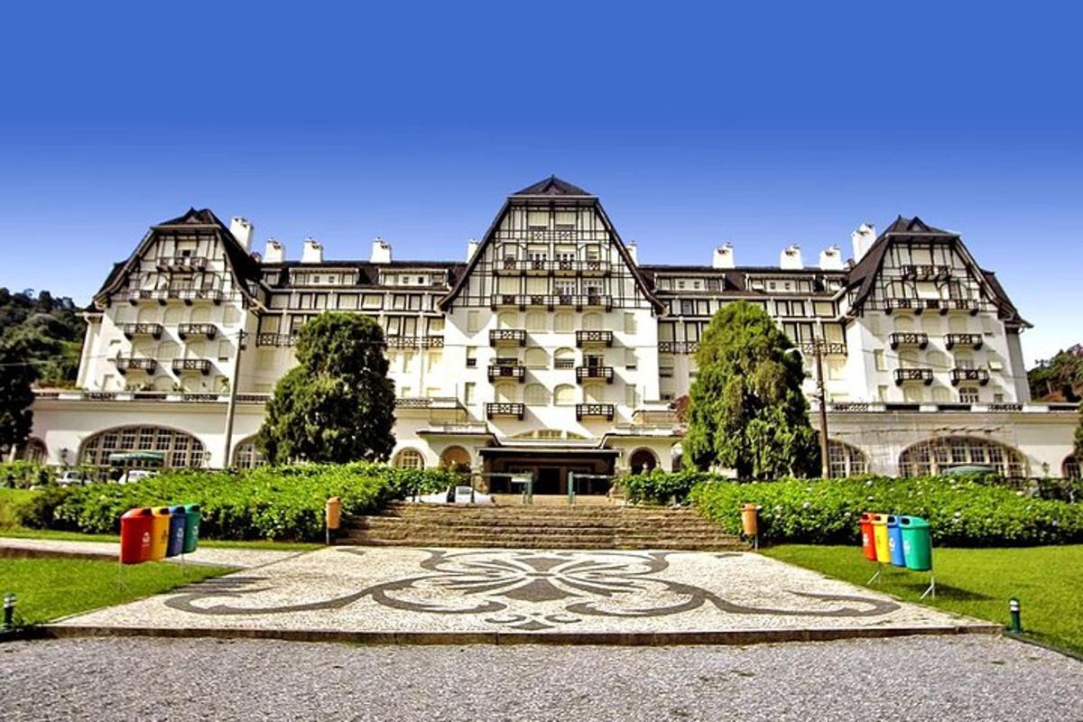 velika bela stavba z veliko rožo pred njo