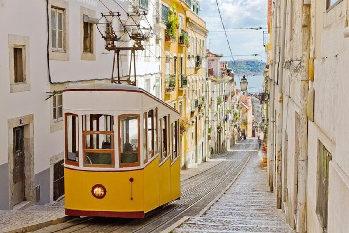 rumeni tramvaj na ulici z zgradbami