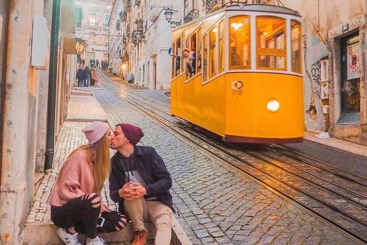 par se poljublja pred rumenim tramvajem