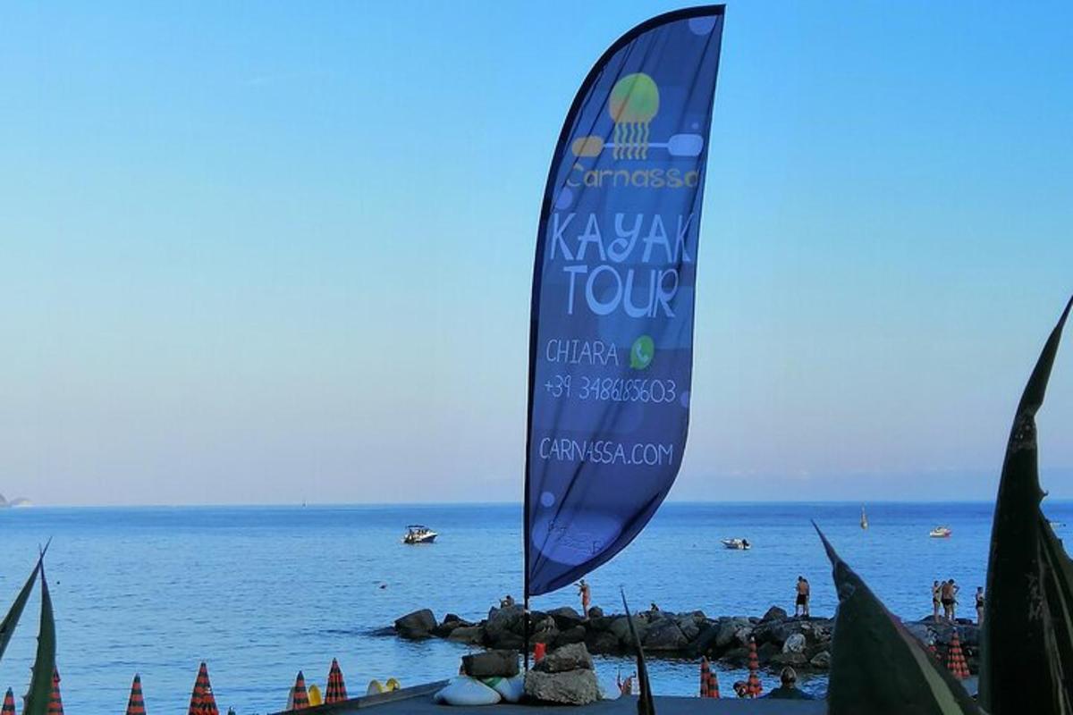 modrá vlajka na pláži s oceánem