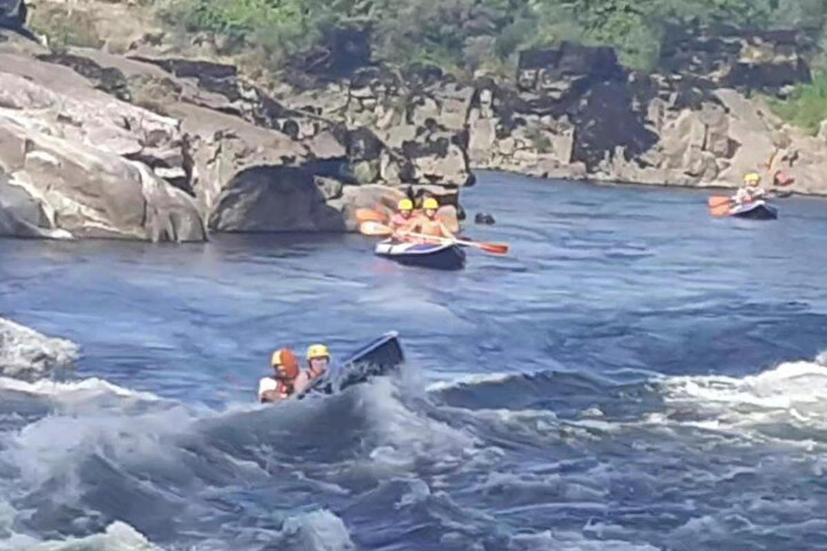 um grupo de pessoas em caiaques na água