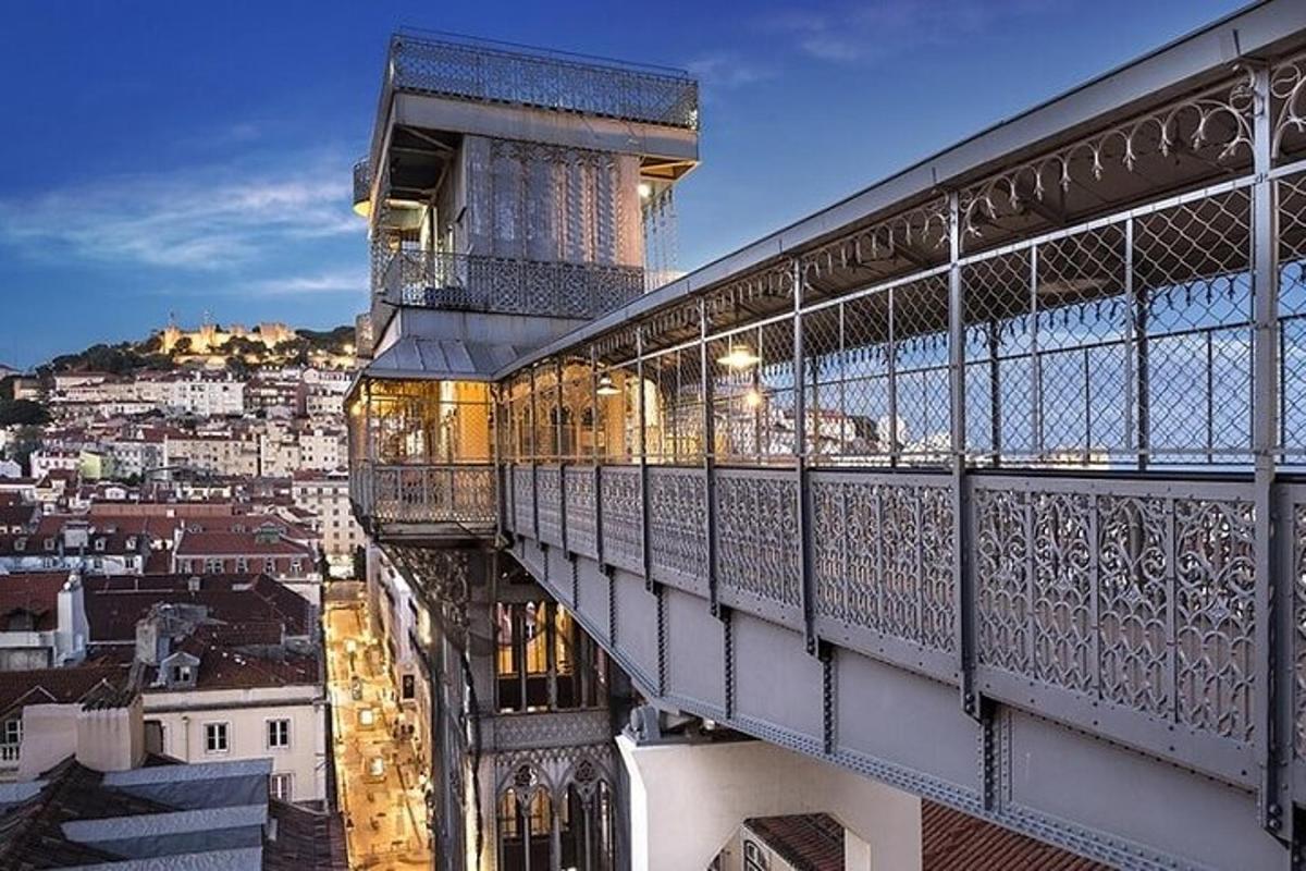 balkon stavbe s pogledom na mesto