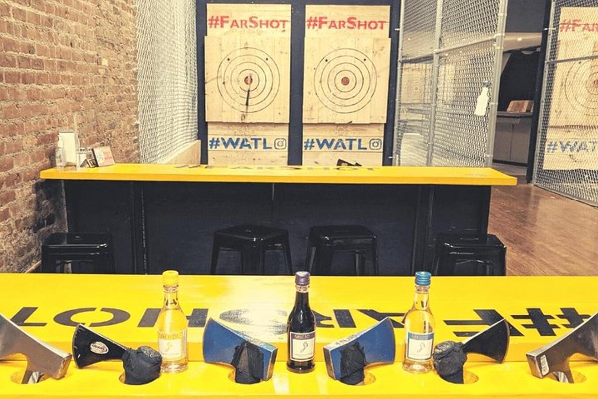 ein gelber Tisch mit Weinflaschen darauf