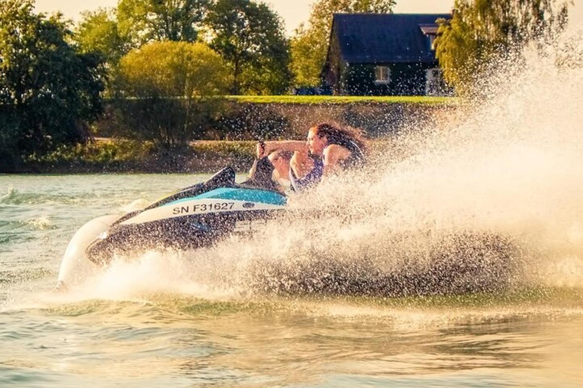 žena jedoucí na motorovém člunu ve vodě