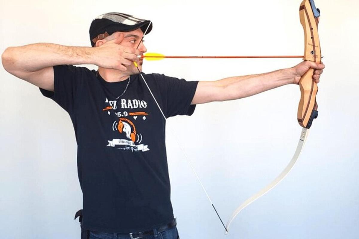 ein Mann, der einen Drachen in der Hand hält