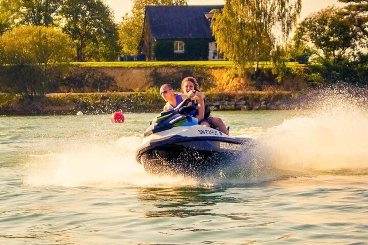 seorang lelaki dan wanita menaiki jet ski di dalam air