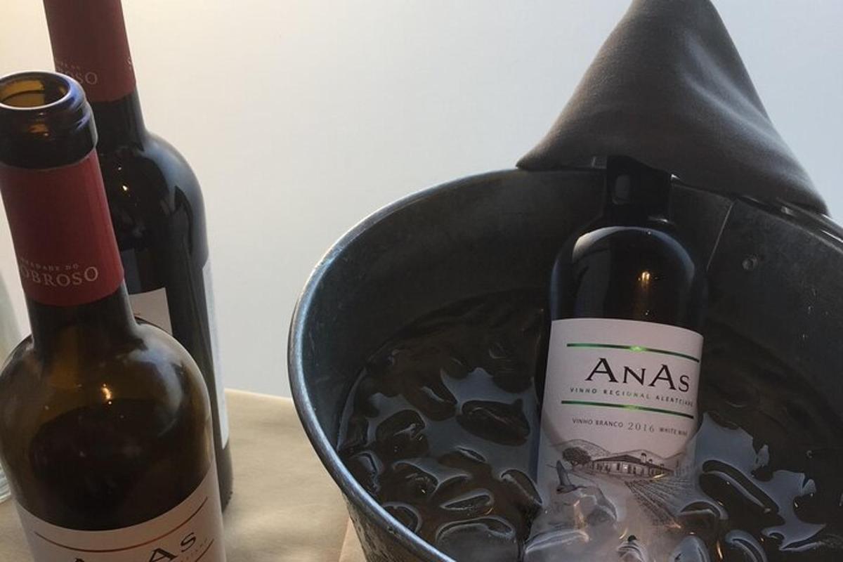 to flasker vin sidder i en spand med vinglas