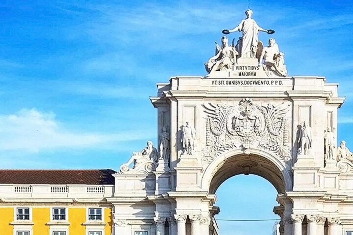 o clădire mare cu o statuie deasupra ei