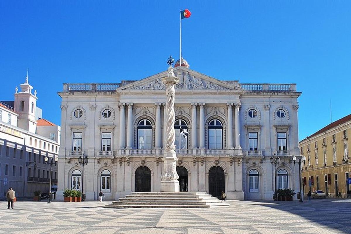 o clădire mare cu o statuie în fața ei