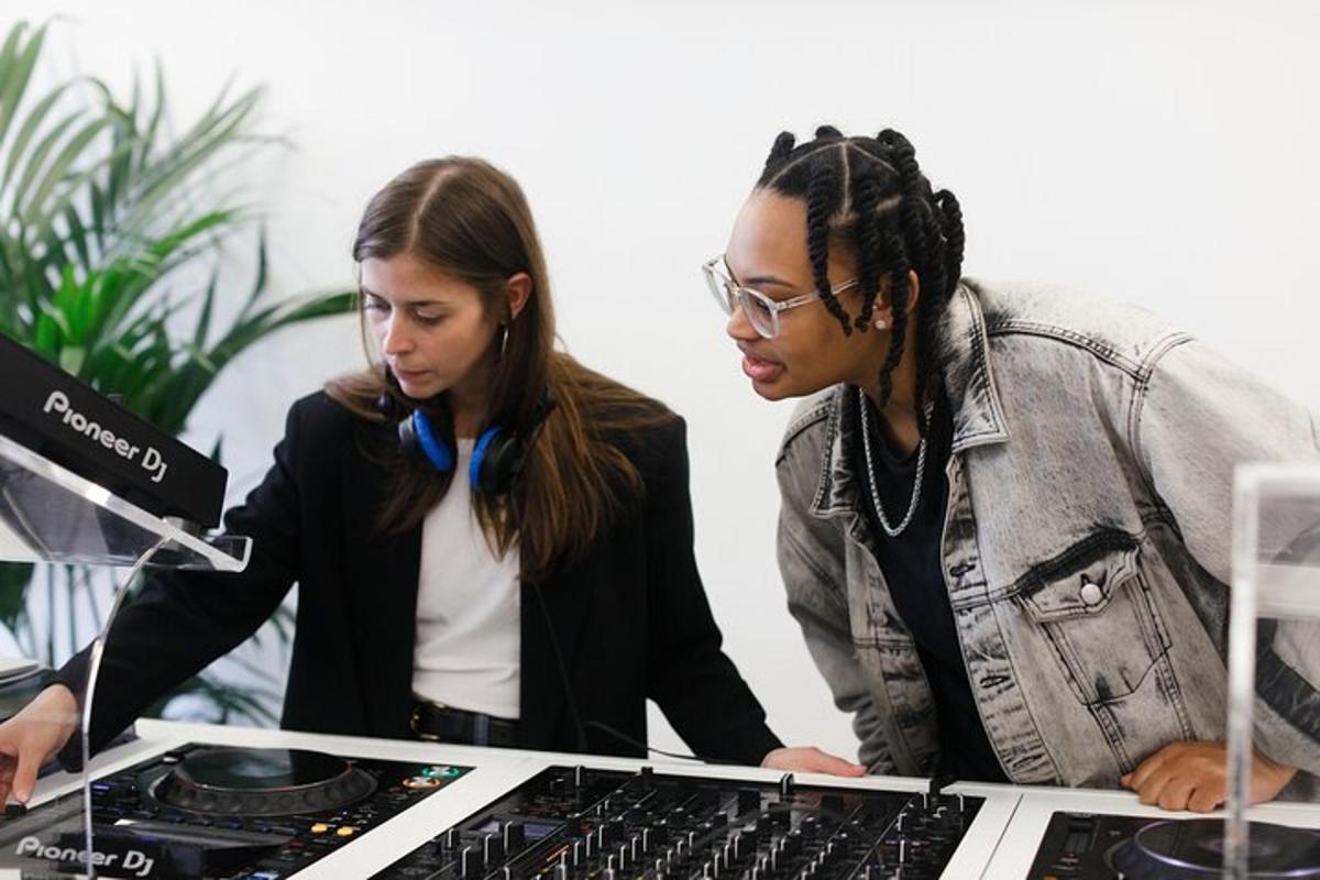 twee vrouwen kijken naar een laptop